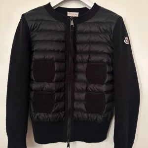 Moncler  - Moncler cardigan dam. Storlek S passar även xs. Pris 5190kr. Super skick! 