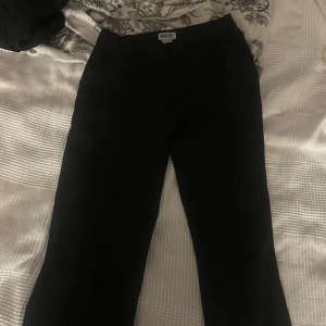 Svarta byxor från Madlady - Snygga svarta byxor från Madlady i en klassisk stil. Perfekta för en stilren look med en bekväm passform. Byxorna har en enkel design som gör dem lätta att matcha med olika toppar. De är lite noppriga men inget som man stör sig på 