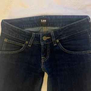 Lågmidjade Lee jeans  - Lågmidjade bootcut jeans. W26, L33