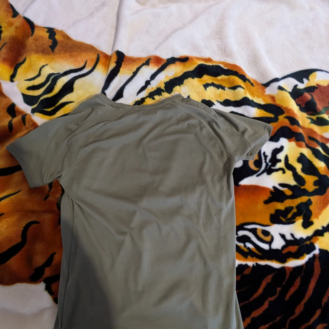 Olivgrön t-shirt från O11P - 1