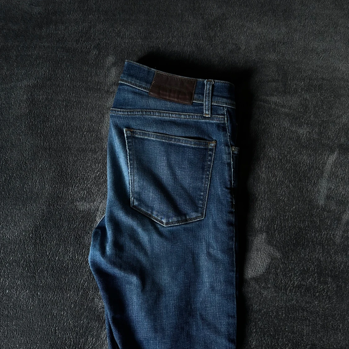 Mörkblå jeans från J Lindeberg