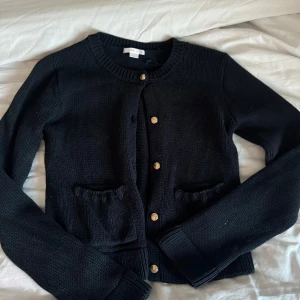 Mörkblå kofta  - Säljer en mörkblå gullig kofta ifrån Gina tricot, det är storlek 158/164 från young avdelningen men passar mig som vanligtvis har xs 🌸