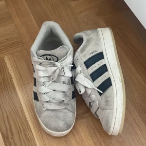 Adidas campus  - Skorna är sjukt bekväma men tyvärr för stora för mig, det kommer med ett par lika dana svarta skosnören som aldrig andvänts! Storlek 40 men passar 39