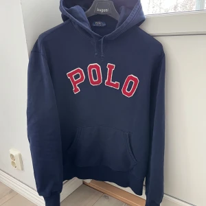 Mörkblå hoodie från Polo Ralph Lauren - Riktigt skön raffe hoodie i mycke bra skick! Storlek M. Modell ca 1,80. 999kr