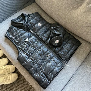 Moncler Gui - Säljer en skön moncler väst, perfekt till våren. Size medium, dustbag samt triangel tillkommer. Hör av er vid funderingar!