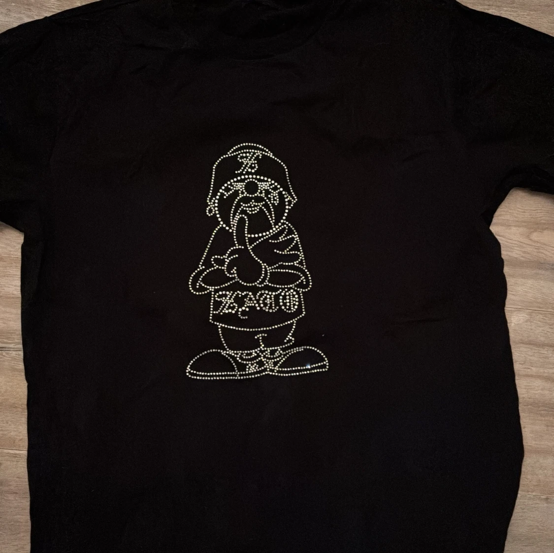 Svart t-shirt med glittrig design