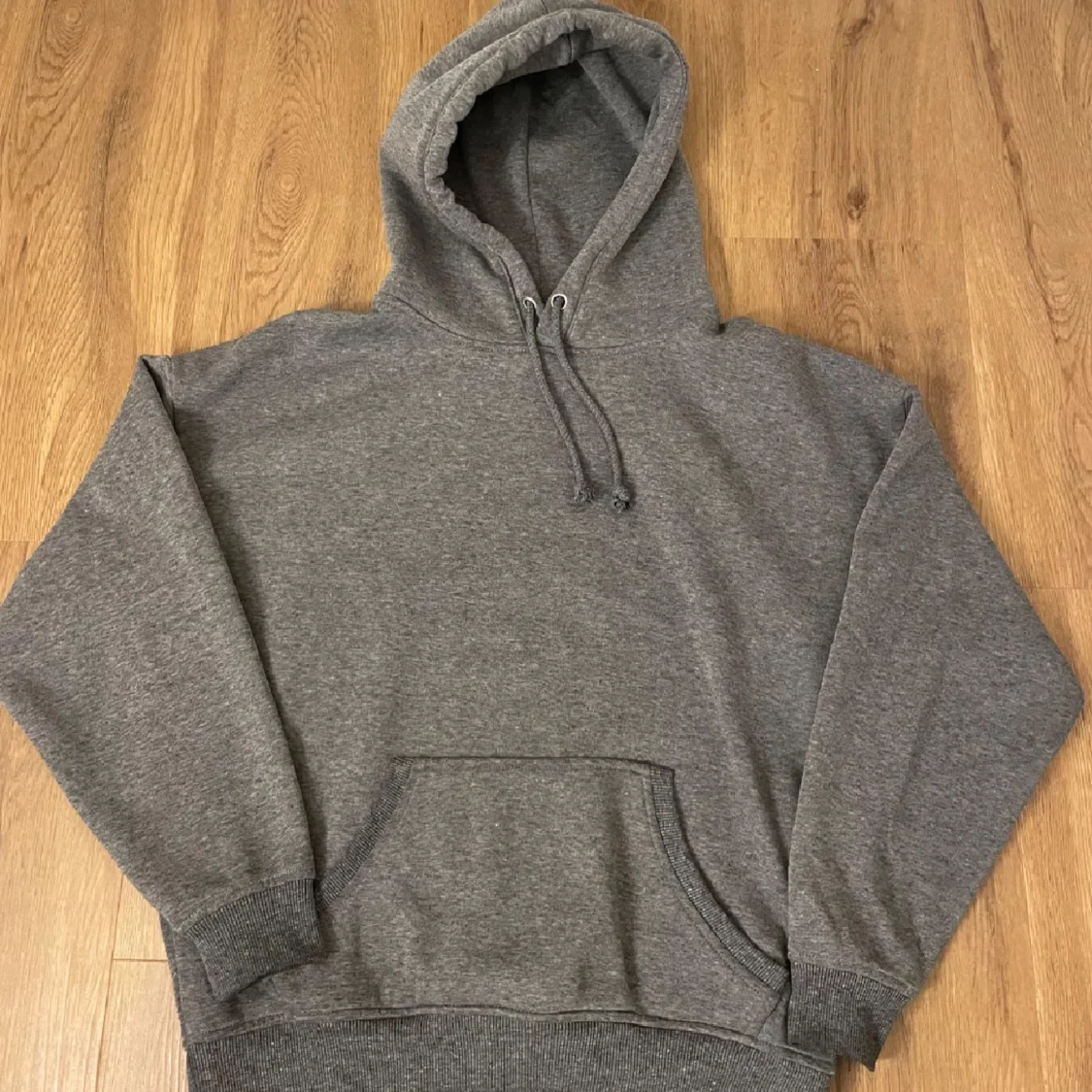 Grå hoodie från Bik Bok