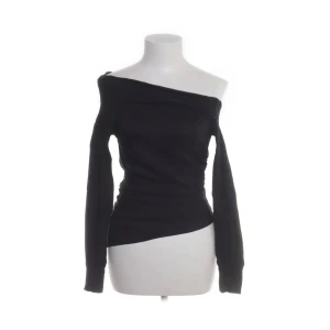 Svart offshoulder topp från Zara - Snygg svart offshoulder topp från Zara i en tight passform. Perfekt för en stilren look med långa ärmar och en asymmetrisk design. Tillverkad i ett mjukt material som sitter bekvämt på kroppen. 