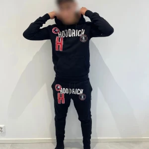 Hoodrich dress - Svart dress från Hoodrich i 10/10 skick. Hoodien är i storlek XS och byxorna är i S.