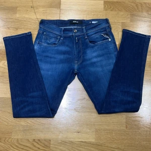 Replay ambass jeans  - Ett helt par nya jeans som är perfekt till din vardag för att vara snygg och bekväm. Pris kan diskuteras vid snabb affär. Waist: 31 Length:30