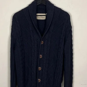 Stickad cardigan  - Cardigan stickad mörkblå i perfekt skick🙌pris kan diskuteras 
