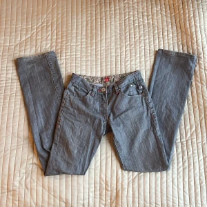 Grå lågmidjade bootcutjeans - Har fina detaljer!⭐️