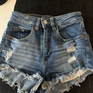 Jeans shorts - Säljer dessa jeans shorts ifrån hm som är jätte fina men tyvärr är dom försmå. Dom är i bra skick och har inga defekter. Pris kan diskuteras!