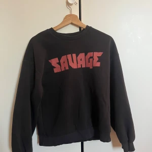 Svart sweatshirt från Gina Tricot -  svart sweatshirt från Gina Tricot med röd text.