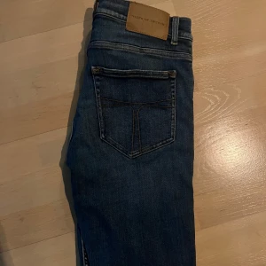Tiger of sweden jeans - Säljer dessa snygga tiger of sweden jeans. Storleken är 32/34 och är i passformen evolve. Hör av er om ni har frågor 😁 