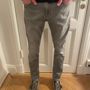 Gråa slimfit jeans  - Säljer dessa snygga jeans för ett bra pris på 299kr. Jeansen är bra skick har ni övriga frågor så hör av er!