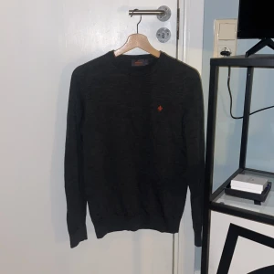 Mörkgrå Morris tröja - Säljer en stilren mörkgrå merinoull tröja från Morris i storlek M då den ej kommer till användning. Tröjan är i väldigt bra skick. Det är bara att skriva vid frågor och funderingar. Priset går även att diskuteras🙌🏻