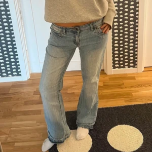 Lågmidjade jeans - Supersnygga lågmidjade jeans!! Bra skick men är lite slitna längst ner vid foten💓midjan:42cm, innerben 80cm💓stolen L men passar M
