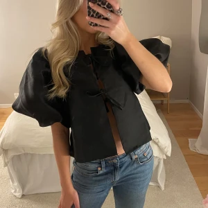 Blus med puffärm - Så snygg blus från gina med puffärmar, aldrig använd💕🥹