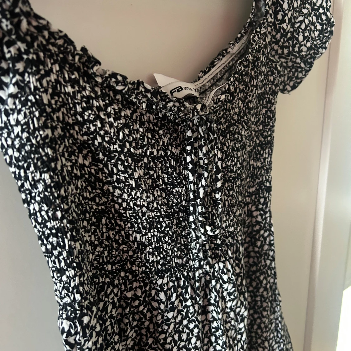 Svartvit blommig klänning - 1