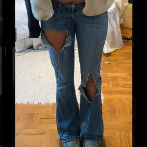 Blå jeans med slitningar - Ifrån Levis 