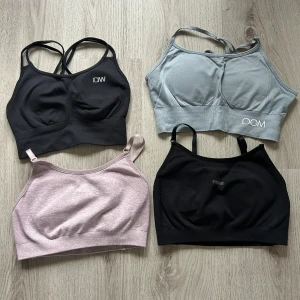 Fyra sportiga toppar från Gymshark,ICIW, DOM - Säljer fyra sportiga toppar från Gymshark,ICIW och DOM i olika färger: svart, grå och rosa. Två av topparna har smala axelband och de andra två har korsade band i ryggen. Perfekta för träning och bekväma att bära. 120kr per sport-bh.