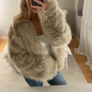 Pälsjacka - Pälsjacka från Gina tricot i strl L men passar super bra på mig som ofta har xs/s🫶🏼