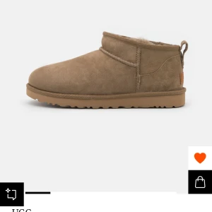 UGG - Säljer ett par klassiska bruna boots från UGG i mocka. Inprincip helt oanvända säljer då de är försmå 