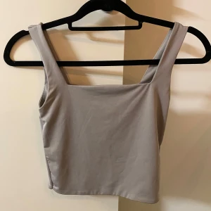 Grå linnetopp från Amisu - Säljer en stilren grå linnetopp från Amisu. Toppen har breda axelband och en enkel design som passar perfekt till vardags. Materialet är mjukt och bekvämt.