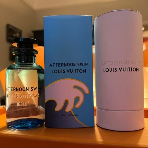 Afternoon Swim Louis Vuitton - Säljer en flaska Afternoon Swim Eau de Parfum från Louis Vuitton. Nypris 3500 säljer för endast 2900 då jag fick denna som present men har redan denna :)