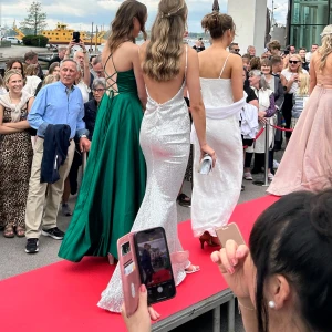 Silvrig balklänning  - Säljer nu min underbara balklänning. Det är en glittrig paljettklänning med öppen rygg och V-ringning! Storlek skulle jag säga är xs/s. 