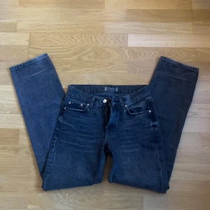 Svarta jeans från Levis - Snygga svarta Levis jeans med klassisk design. De har en rak passform och är perfekta för en avslappnad stil. Jeansen har fem fickor och knappar framtill.