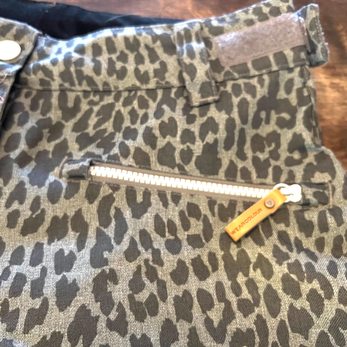 Grå leopardmönstrade skidbyxor från Wearcolour - 4