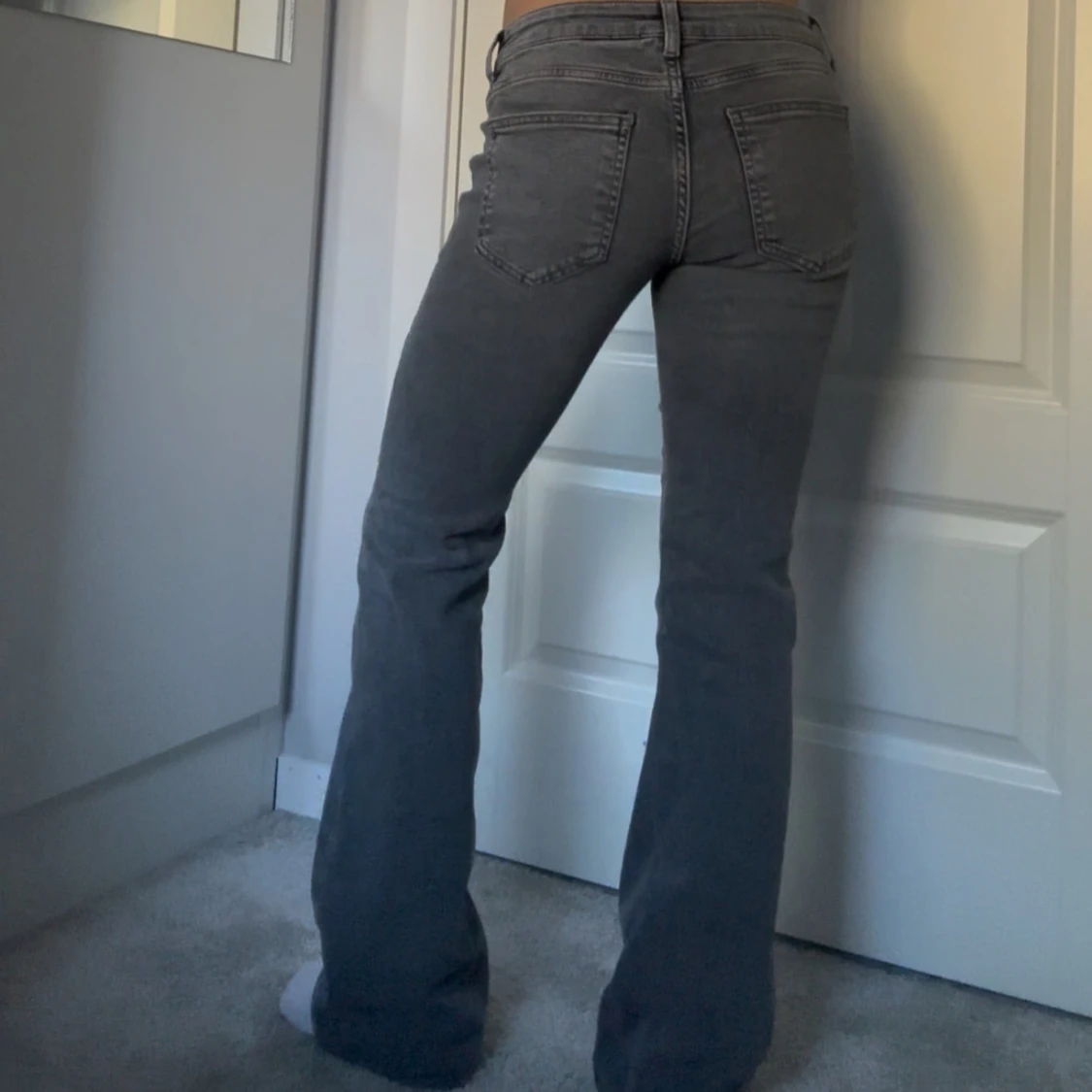 Grå bootcut jeans - 2