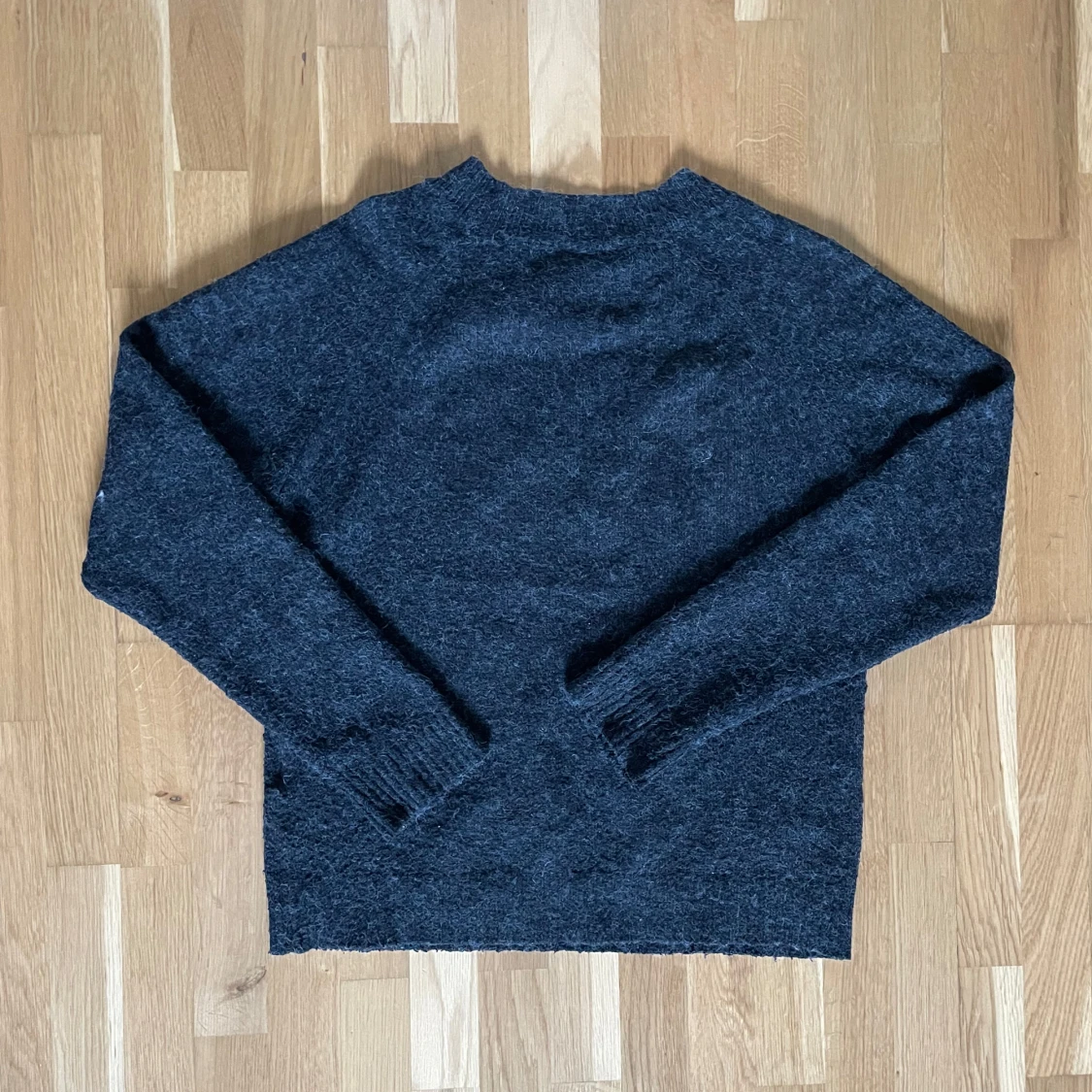 Mörkgrå/svart stickad tröja från Vero Moda - 1