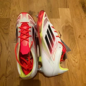 Adidas F50 fotbollsskor - Säljer dessa helt nya adidas F50 skor storlek 44 i skruvdobb! Finns även i konstgräsdobbar! Kom med bud🙂