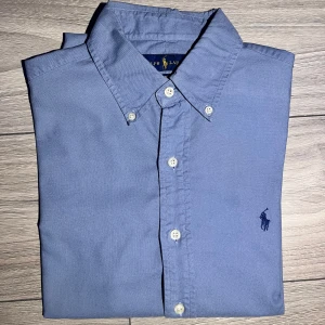 Polo Ralph lauren skjorta  - Hej, säljer nu min fina Ralph lauren skjorta i storleken S. Skjortans skick är 9/10 och kommer vara otroligt snyggt nu och framåt våren. Nypris cirka 1599kr! Vid intresse av fler bilder eller frågor om skjortan skriv till oss🙌