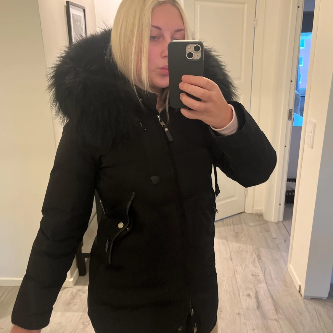 Svart dunjacka med pälsdetaljer - 3