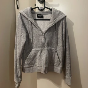 Juicy Couture - Grå ziphoodie från Juicy Couture. Säljer då den har blivit för liten i ärmarna för mig, använd fåtal gånger och är i jättefint skick. Köpt för 1 299 kr säljer för 500, pris kan diskuteras. Vid köp av bara hoodien är priset 500 eller mindre vid överenskommelse och vid köp av både byxor och hoodie är priset 700 kr, kolla byxorna under min profil!🩷🩷