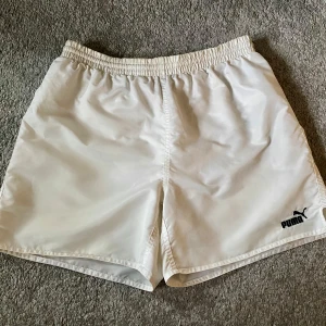 Vita retro shorts från Puma - Vintage vita Puma shorts stl L i bra skick! Se bilder för egen bedömning.