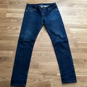 Mörkblå jeans från A.P.C. - Snygga mörkblå jeans från A.P.C. med en klassisk femficksdesign och knappgylf. De har en rak passform och är perfekta för en stilren look. Tillverkade i högkvalitativt denim som ger en skön känsla. Inte så mycket andvända och i väldigt bra skick. Köpte dom för runt 1100kr