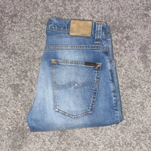 Nudie jeans grim tim - Nudie jeans | Modell: Grim Tim | Skick: 9/10 | Nypris 1800kr mitt pris 499 kr | Priset är aldrig hugget i sten så kom med bud |