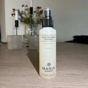 Scalp Treatment Rosemary från Maria Åkerberg - Scalp Treatment Rosemary från Maria Åkerberg är en vårdande spray för hårbotten. Innehåller rosmarin och är designad för att ge god kondition till hår och hårbotten. Perfekt för att fräscha upp och vårda samt växa. Säljer då den inte används längre. 