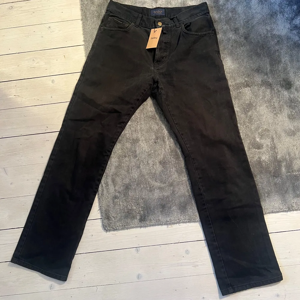 Snygga svartgråa jeansbyxor från GANT. Storlek 31/32.. Farkut & Housut.