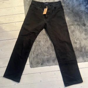 Svarta jeansbyxor från GANT - Snygga svartgråa jeansbyxor från GANT. Storlek 31/32.