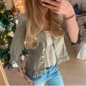 Volangjacka  - Säljer denna snygga VolangJacka som passar så bra nu till våren och sommar💕skriv för intresses eller frågor !