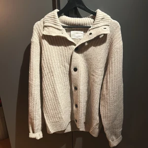 Jack & Jones cardigan - Köpte den för någon månad sen, men råka dra av alla lappar innan jag insåg att det var fel storlek. Perfekt skick, värmande tröja och nästan aldrig använd.