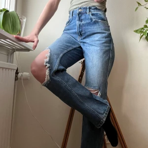 Raka jeans NA-KD - Rake jeans med hål för knäna NAKD