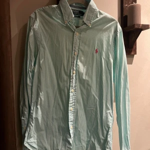 Polo Ralph Lauren  - Vit,turkos randig Ralph Lauren skjorta i storlek slim fit S 