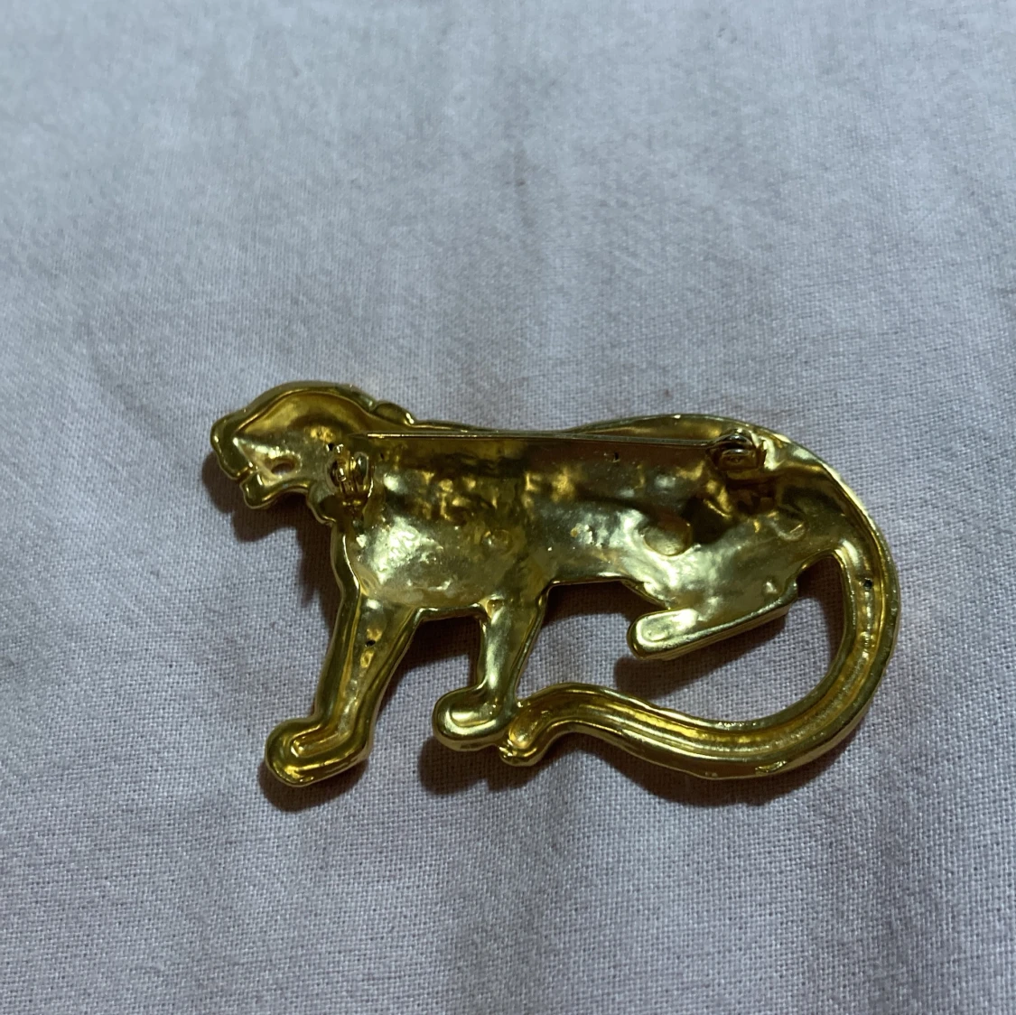 Guldfärgad leopardbrosch med stenar - 1